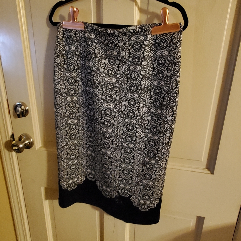 NY & Co Skirt. Sz 10. Black and white skirt